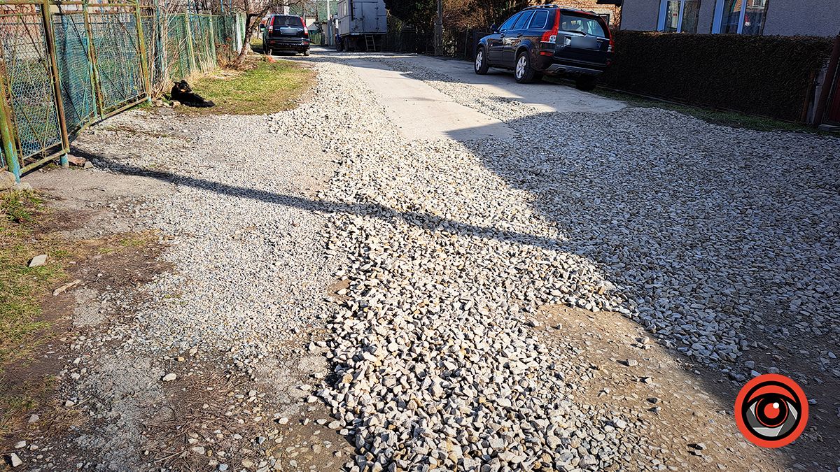 І знову щебінь | Комунальники вкотре проводять роботи на вулиці Войнаровського у Коломиї 2