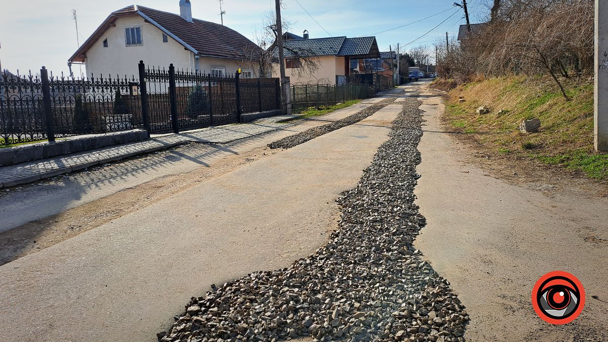 І знову щебінь | Комунальники вкотре проводять роботи на вулиці Войнаровського у Коломиї 1
