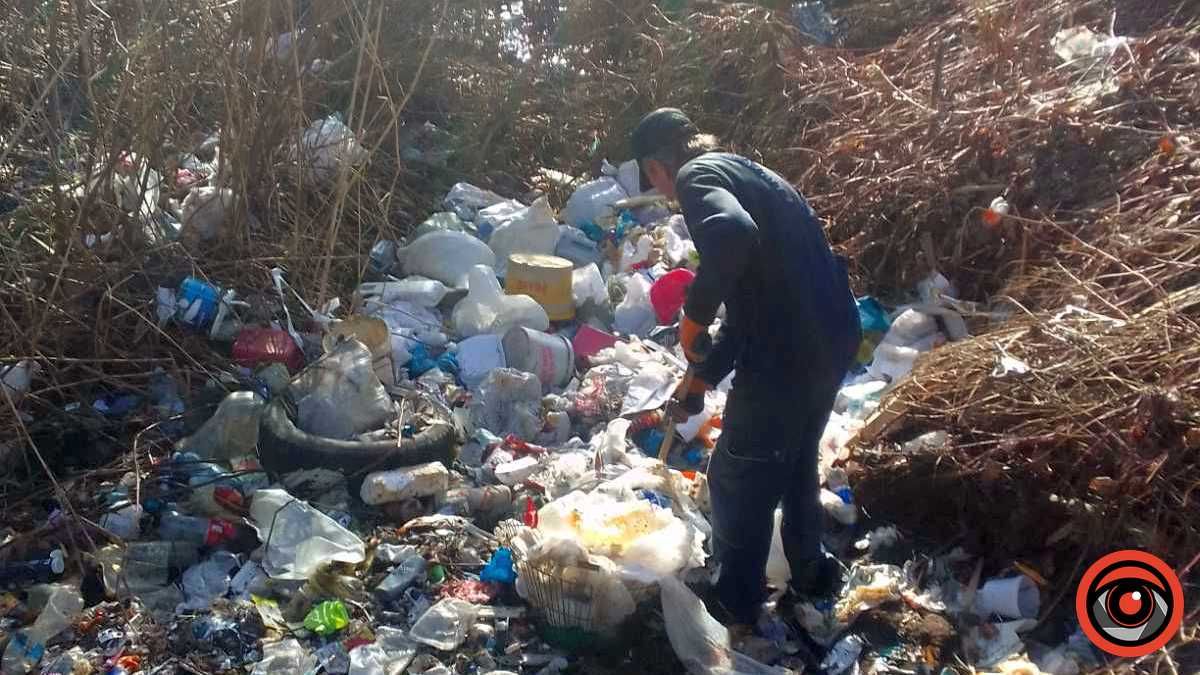 Комунальники прибирають купи сміття біля озер у Коломиї 1