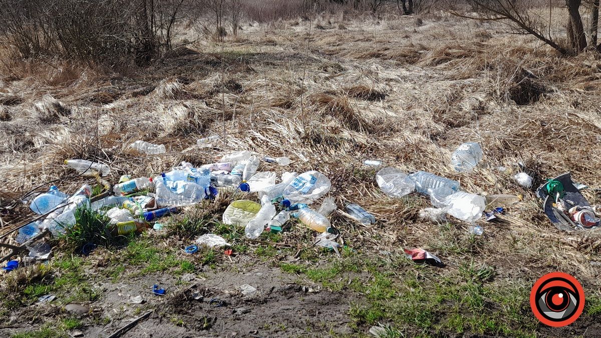 Невідомі залишили купи сміття біля джерела у П'ядиках 2