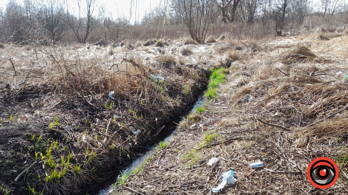 Невідомі залишили купи сміття біля джерела у П'ядиках 1