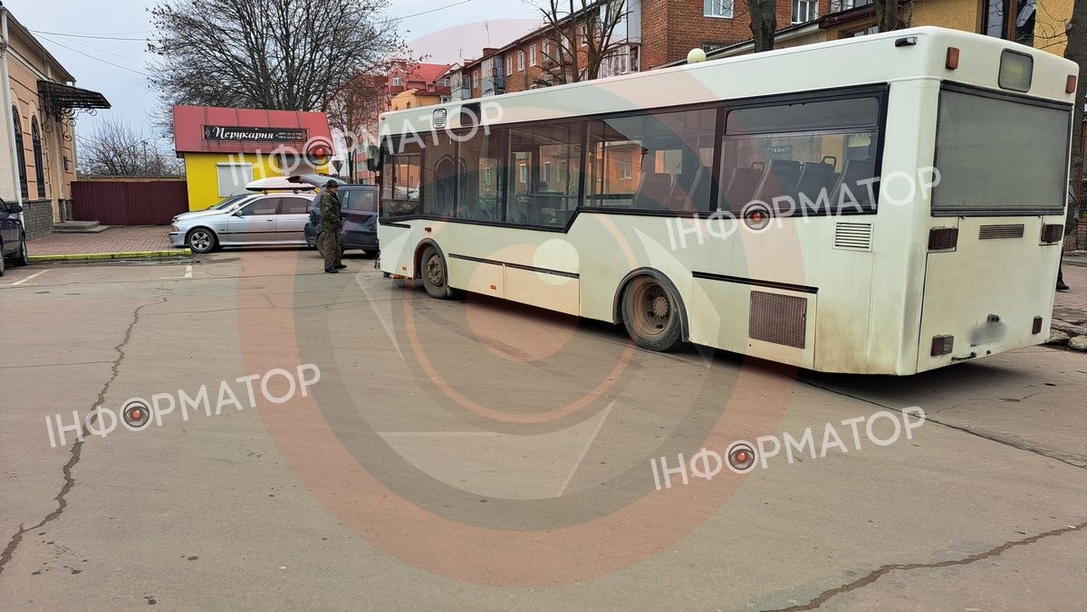 На площі Привокзальній у Коломиї зіткнулися легковик та автобус 5