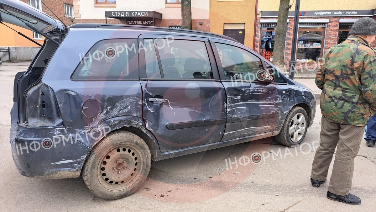 На площі Привокзальній у Коломиї зіткнулися легковик та автобус 4