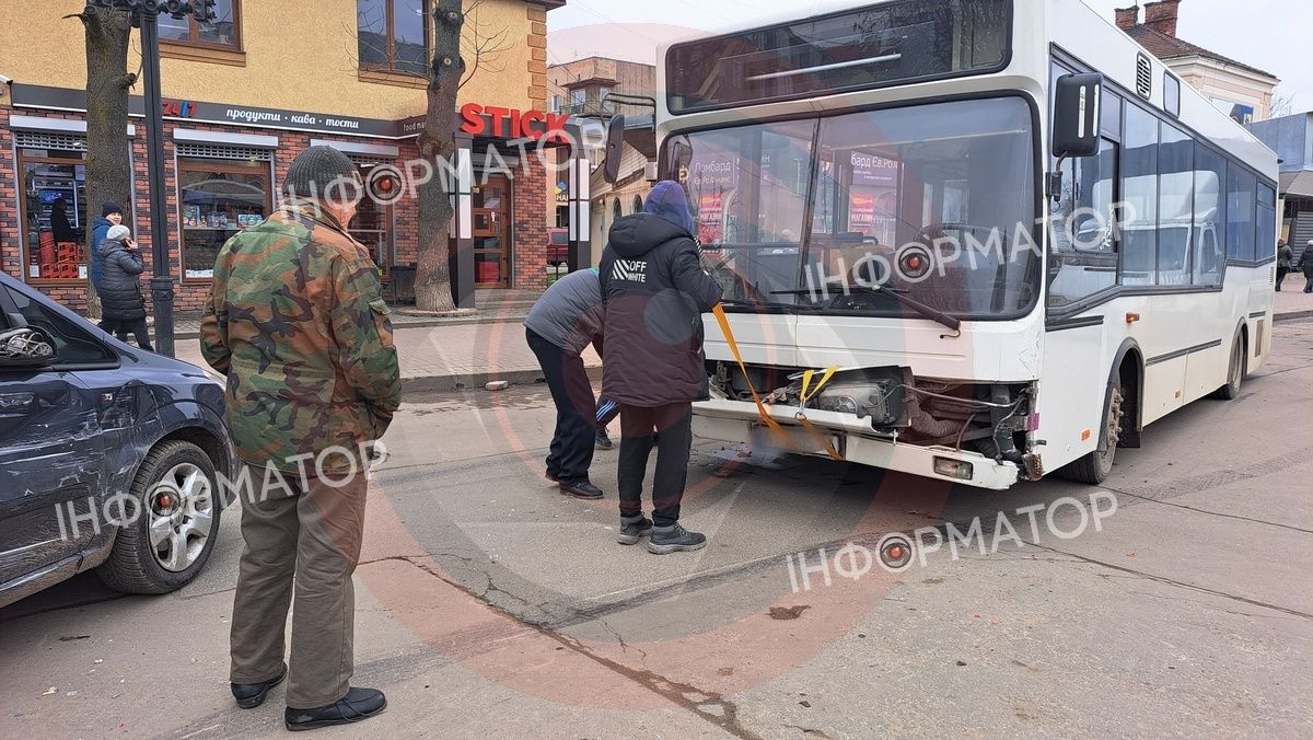 На площі Привокзальній у Коломиї зіткнулися легковик та автобус 3