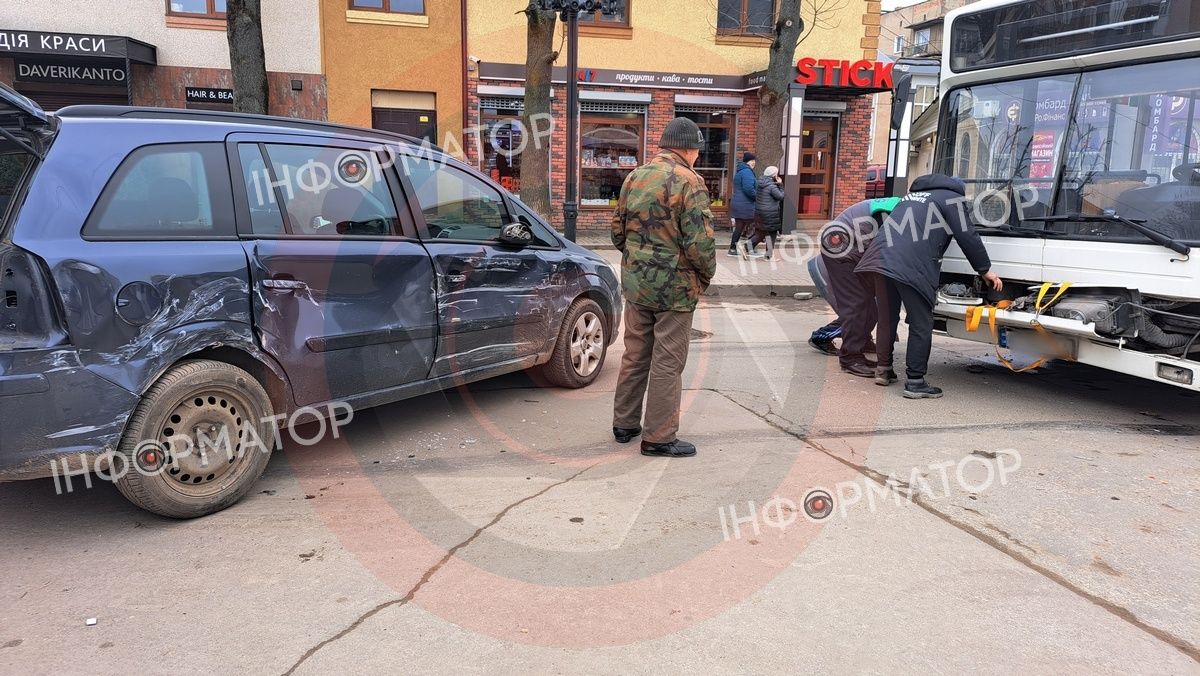 На площі Привокзальній у Коломиї зіткнулися легковик та автобус 2