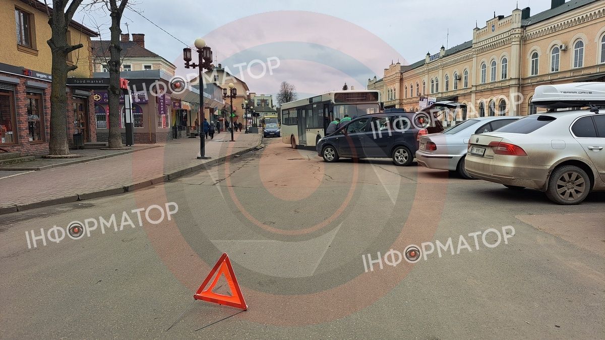 На площі Привокзальній у Коломиї зіткнулися легковик та автобус 1