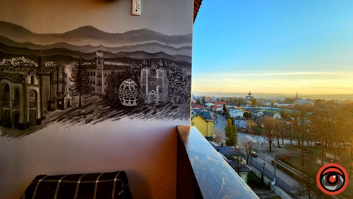 Мурал на балконі: коломиянка підкреслила приголомшливий краєвид малюнком на стіні 4