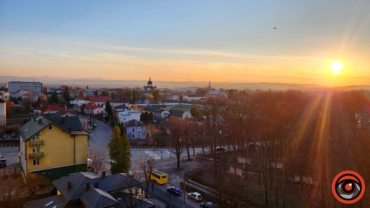 Так виглядає захід сонця з цього балкону