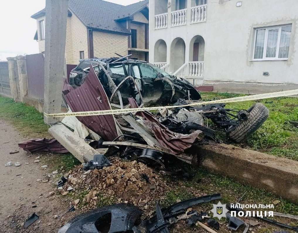 На Прикарпатті підліток взяв без дозволу авто та зніс паркан: в ДТП постраждало ще 4 його друзів 1