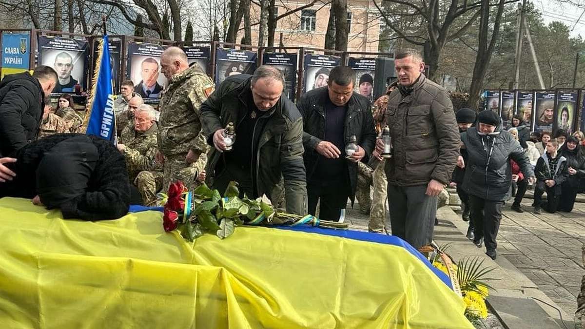 Верховинщина прощалась із загиблим воїном Андрієм Зеленчуком