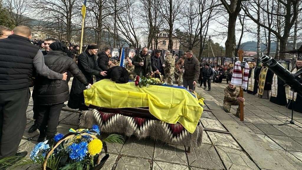 Верховинщина прощалась із загиблим воїном Андрієм Зеленчуком 2