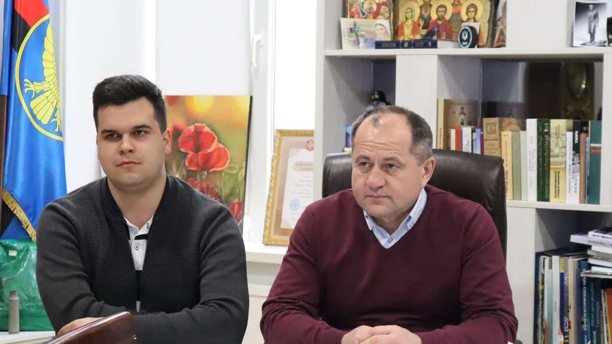 Хресний батько по-коломийськи: похресник мера працює в ратуші без відповідного диплому