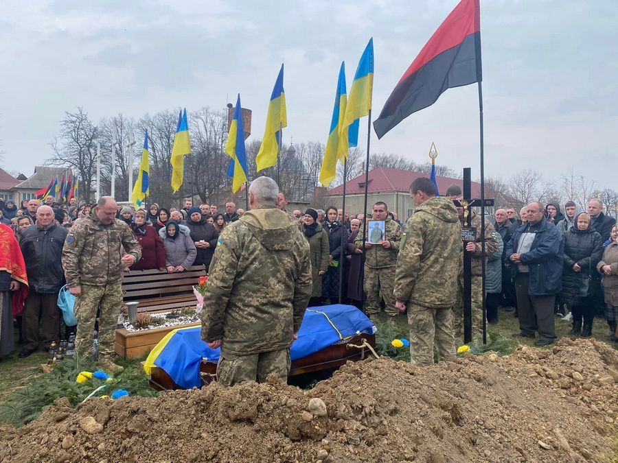 У Ланчині віддали останню шану захиснику Володимиру Голінею 8