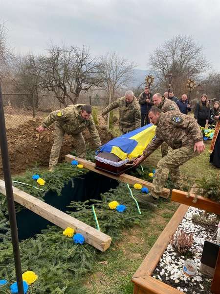У Ланчині віддали останню шану захиснику Володимиру Голінею 7