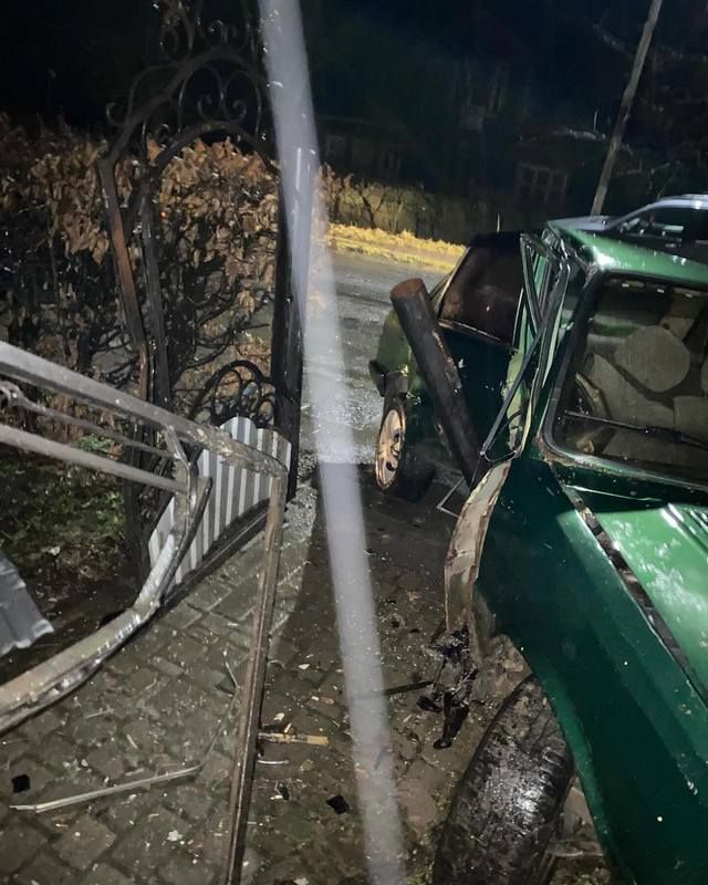 У Печеніжині невідомий на авто влетів у огорожу і втік з місця ДТП 2