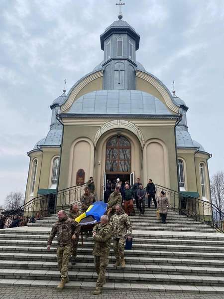 У Ланчині віддали останню шану захиснику Володимиру Голінею 6