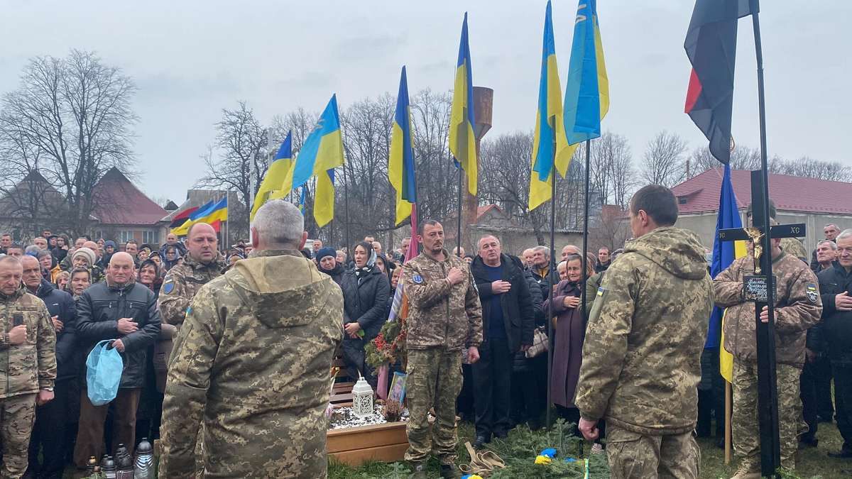 У Ланчині віддали останню шану захиснику Володимиру Голінею 9