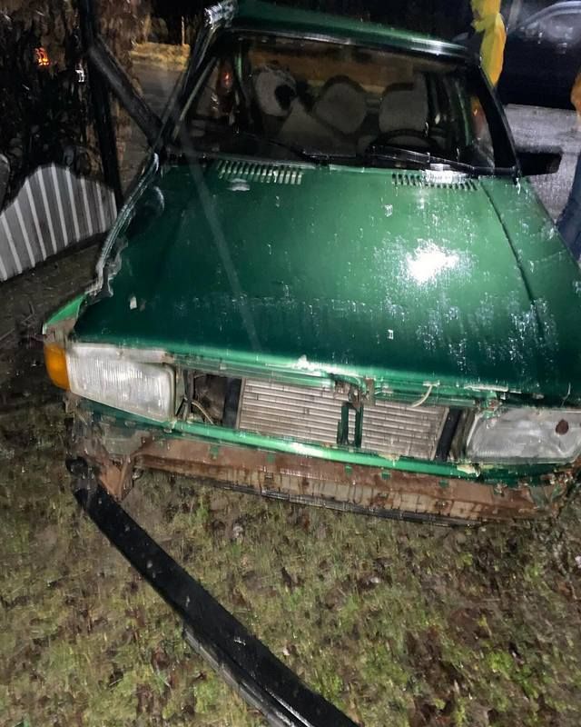 У Печеніжині невідомий на авто влетів у огорожу і втік з місця ДТП 3