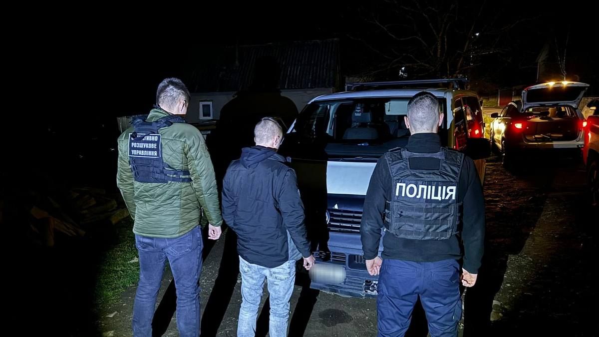 Троє прикарпатців горами пробиралися до Словаччини: їх та переправника затримали