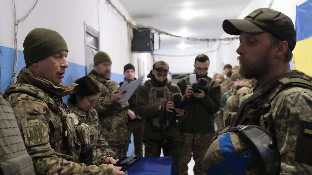 Надвірнянець Юрій Пурдик отримав нагороду від Головнокомандувача ЗСУ Сирського 1