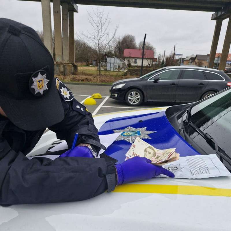 Порушив ПДР, був під кайфом та давав хабар: у Коломиї зупинили горе-водія 1