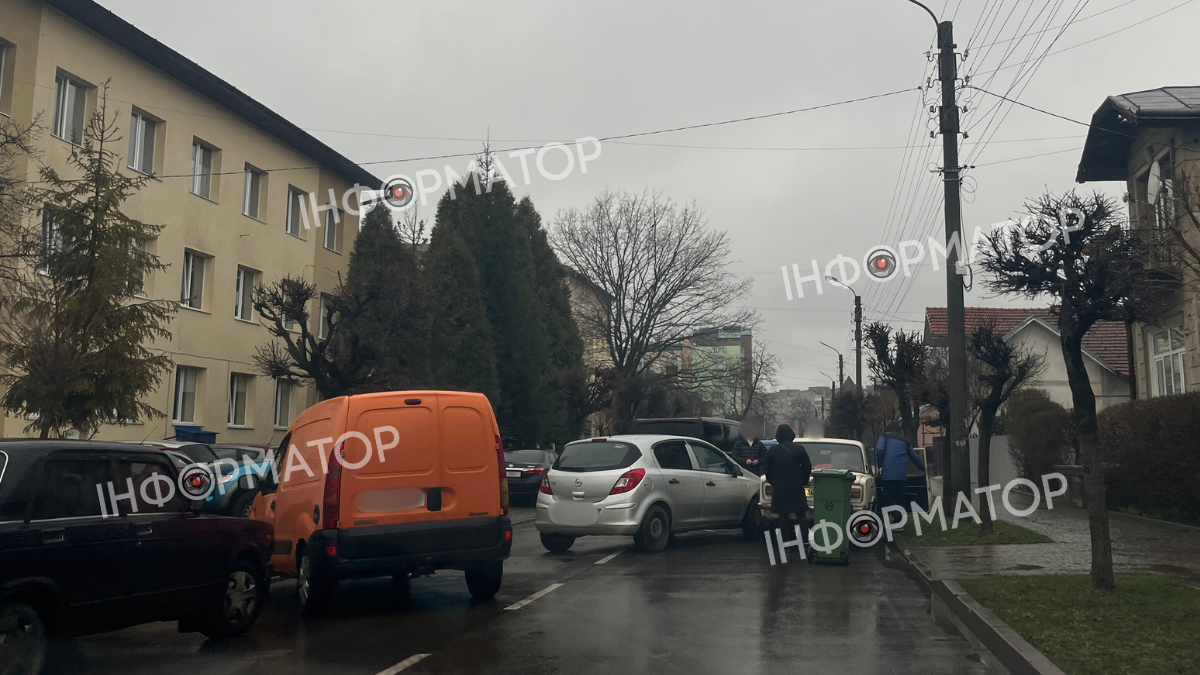 На вулиці Шкрумеляка у Коломиї не розминулися дві автівки 2