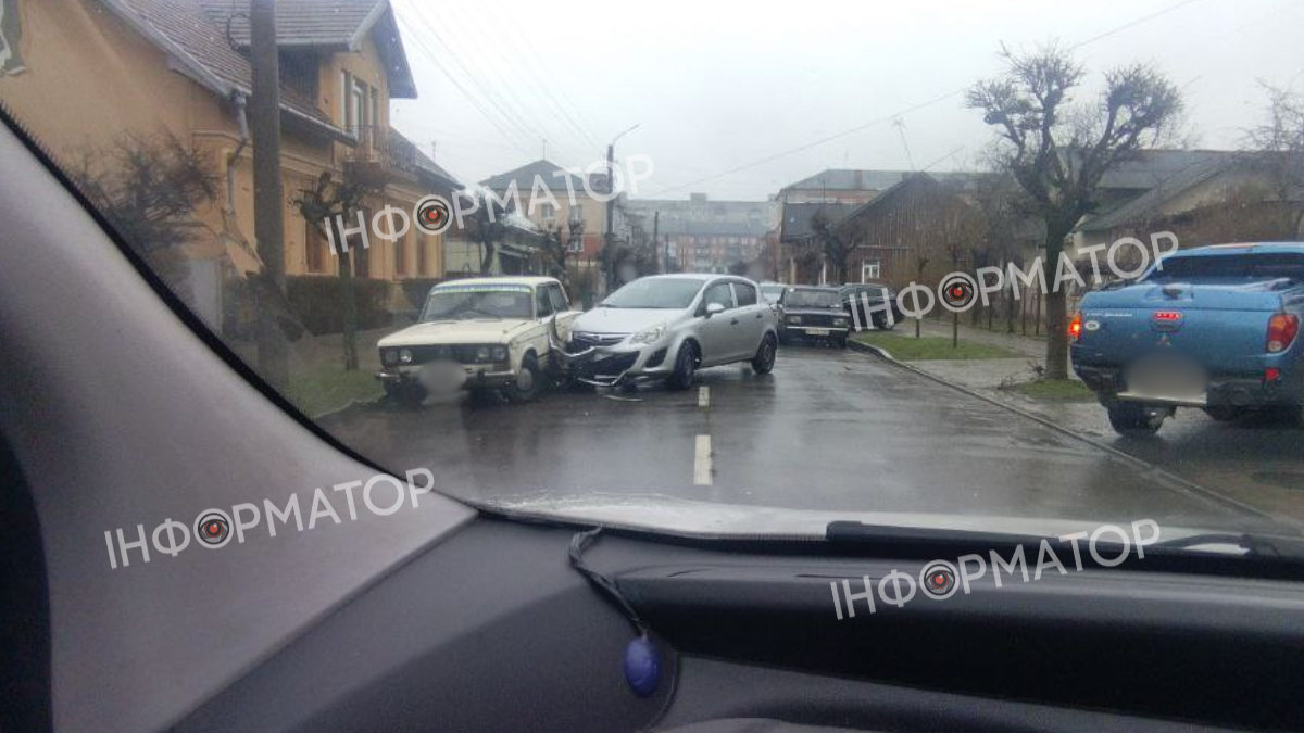 На вулиці Шкрумеляка у Коломиї не розминулися дві автівки 1