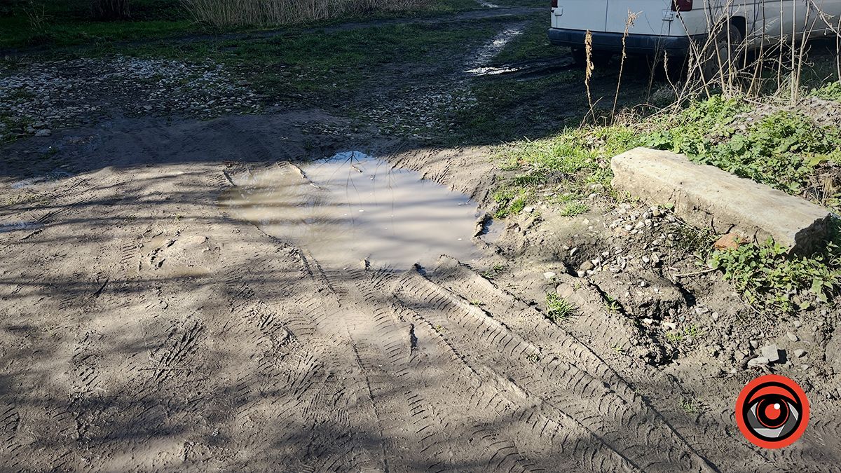 Мешканці вул.Чайковського скаржаться на стан міжбудинкового проїзду 7