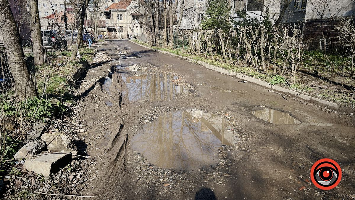 Мешканці вул.Чайковського скаржаться на стан міжбудинкового проїзду 8