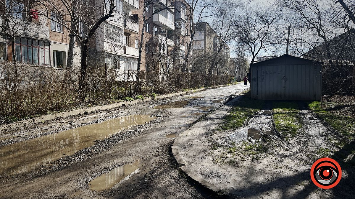Мешканці вул.Чайковського скаржаться на стан міжбудинкового проїзду 5