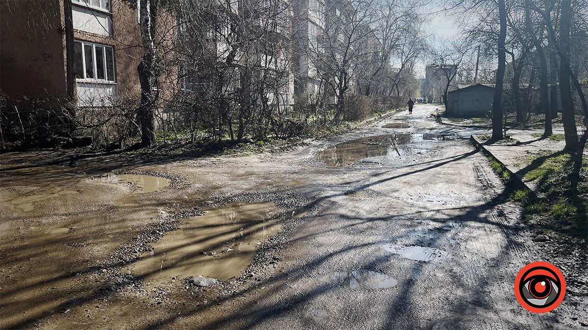 Мешканці вул.Чайковського скаржаться на стан міжбудинкового проїзду 10