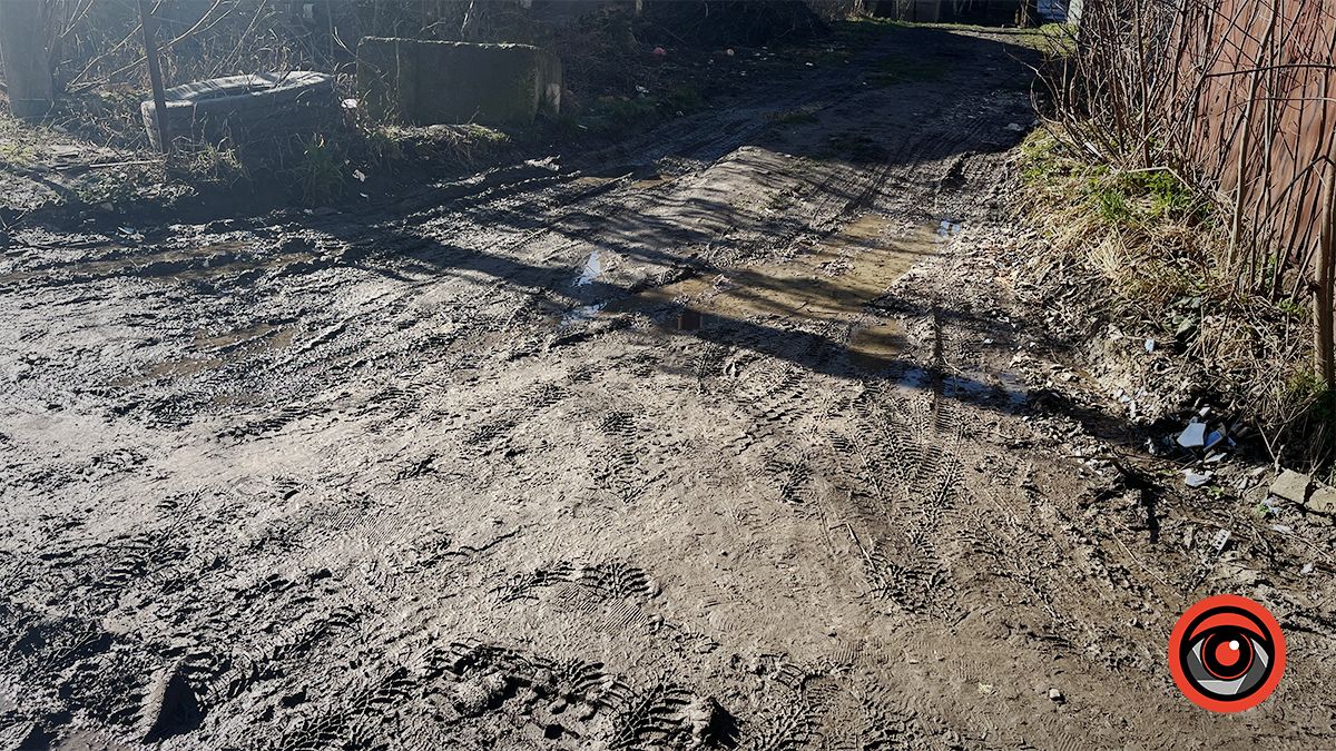 Мешканці вул.Чайковського скаржаться на стан міжбудинкового проїзду 4