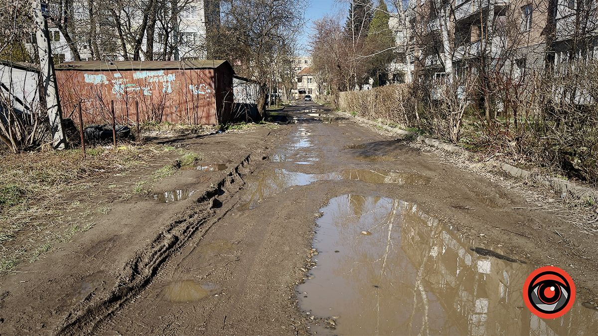 Мешканці вул.Чайковського скаржаться на стан міжбудинкового проїзду 1