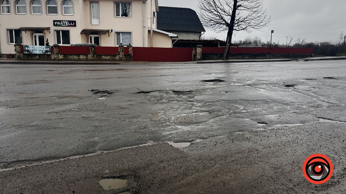 Ремонту як не було | дорога біля Вербізького мосту знову вкрилася ямами 4