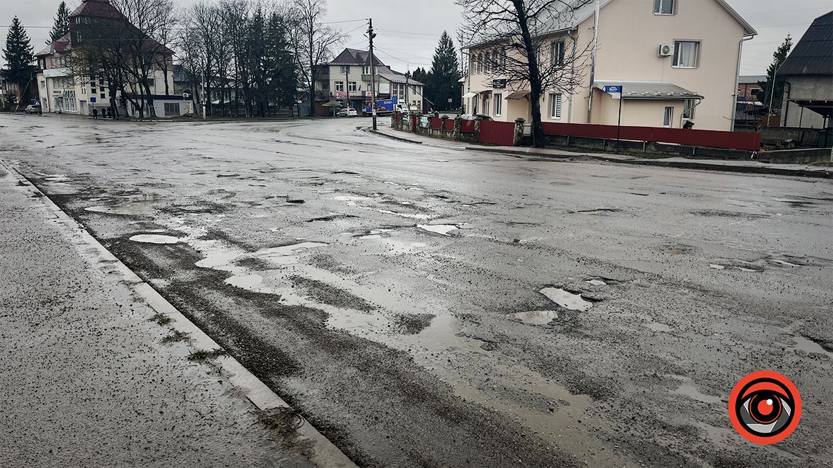 Ремонту як не було | дорога біля Вербізького мосту знову вкрилася ямами 3