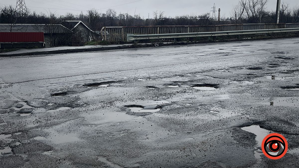 Ремонту як не було | дорога біля Вербізького мосту знову вкрилася ямами 2