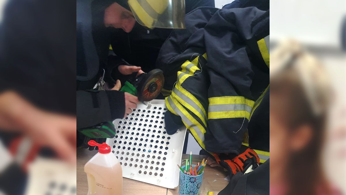 У Снятині рятувальники витягували пальці дівчинки зі спинки крісла 1