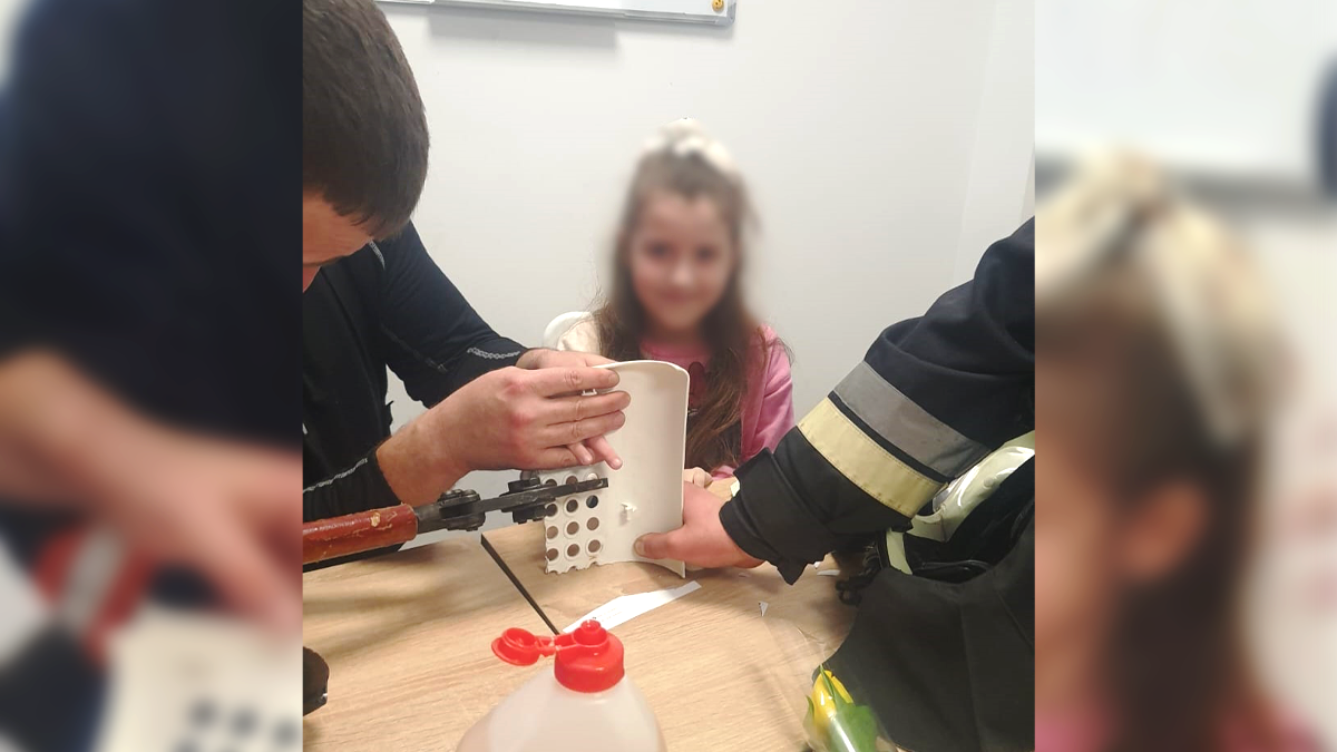 У Снятині рятувальники витягували пальці дівчинки зі спинки крісла