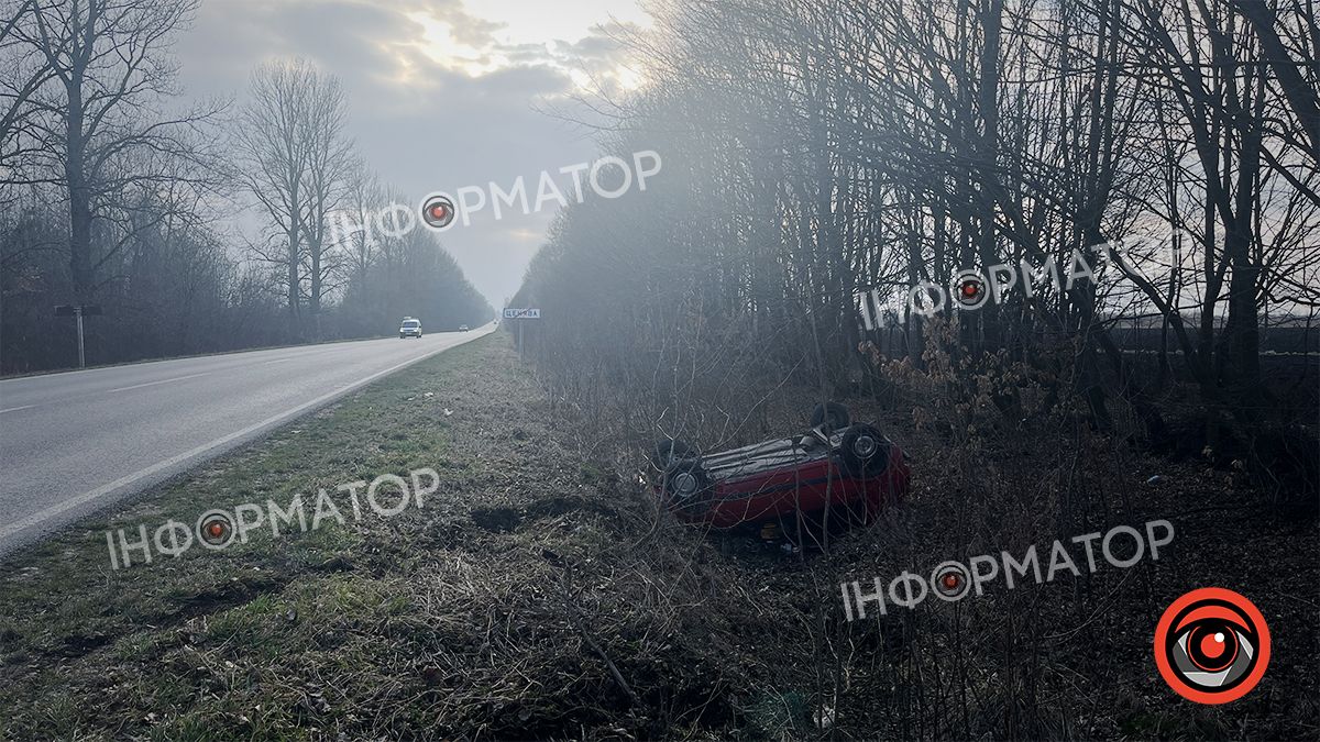 На Коломийщині авто злетіло у кювет і перекинулось, водій втік 1