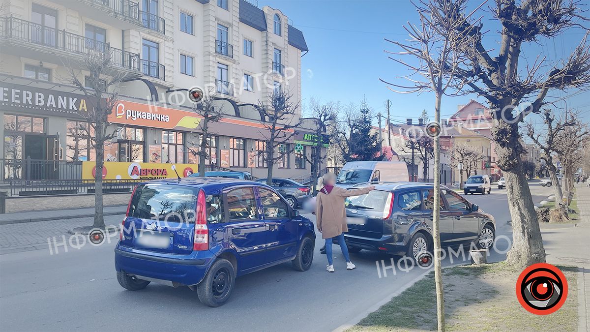 На Січових Стрільців у Коломиї "Fiat" наздогнав "Ford" 1