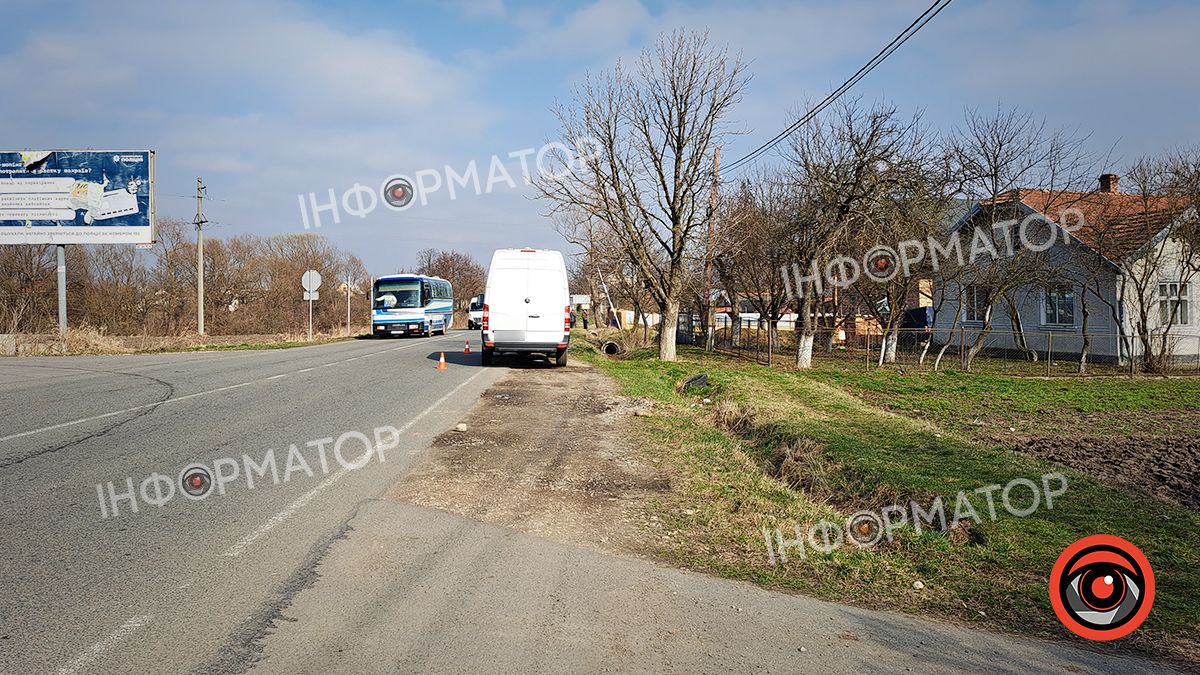 На Коломийщині під колесами буса опинився велосипедист 3