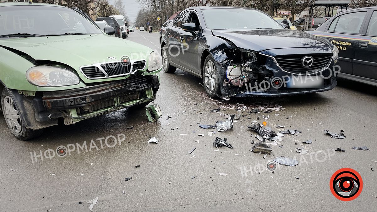 ДТП у Коломиї: не розминулись "Mazda" та "Daewoo" 4