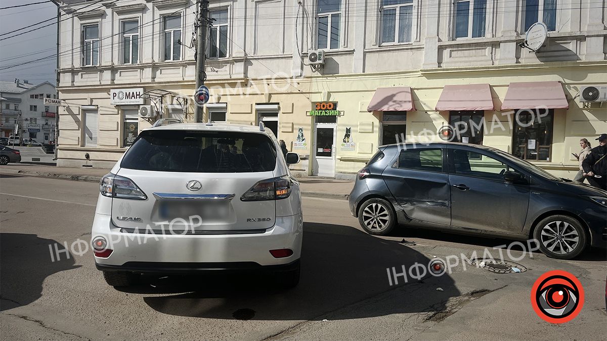 Вдруге за місяць | На перехресті вулиць Мазепи-Козланюка не розминулися дві автівки 4