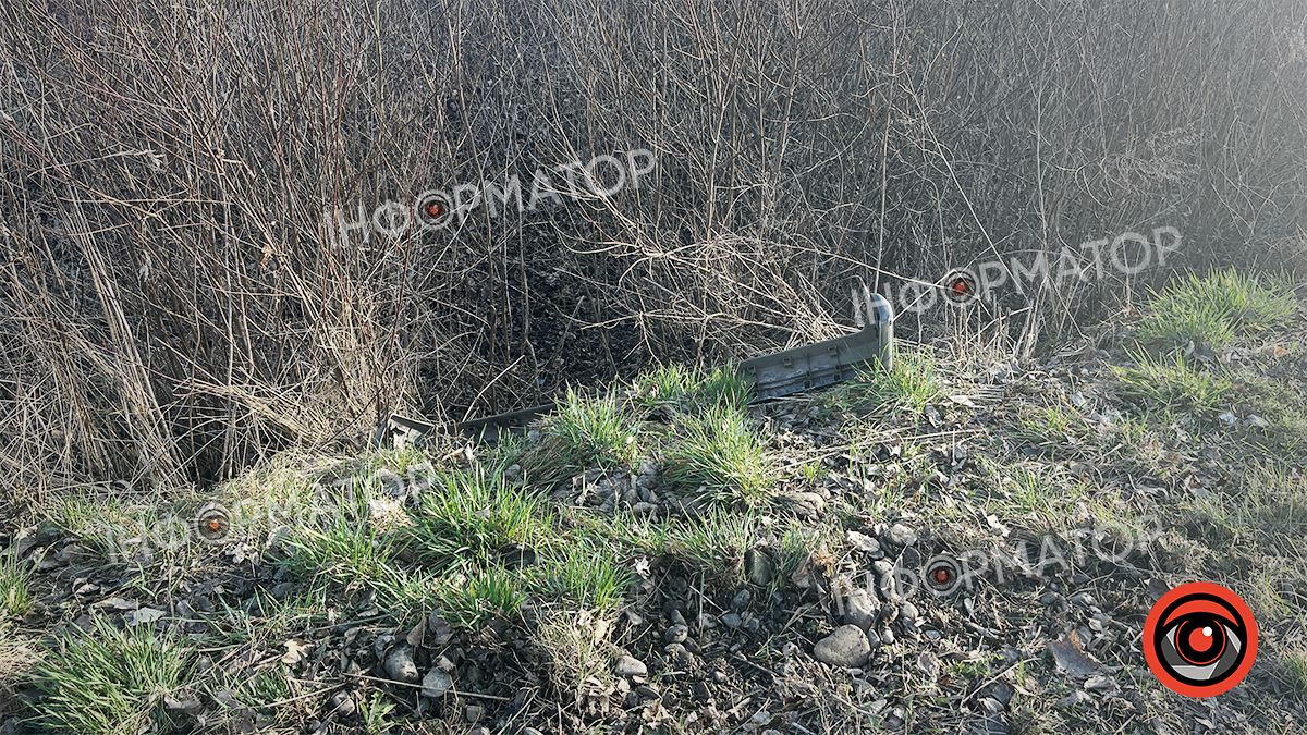 На Коломийщині авто злетіло у кювет і перекинулось, водій втік 3