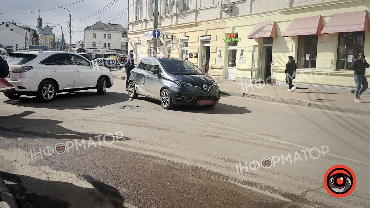 Вдруге за місяць | На перехресті вулиць Мазепи-Козланюка не розминулися дві автівки 3