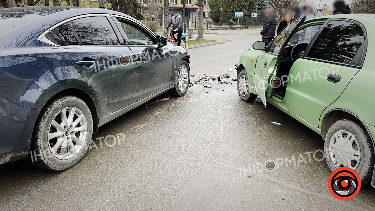 ДТП у Коломиї: не розминулись "Mazda" та "Daewoo" 2