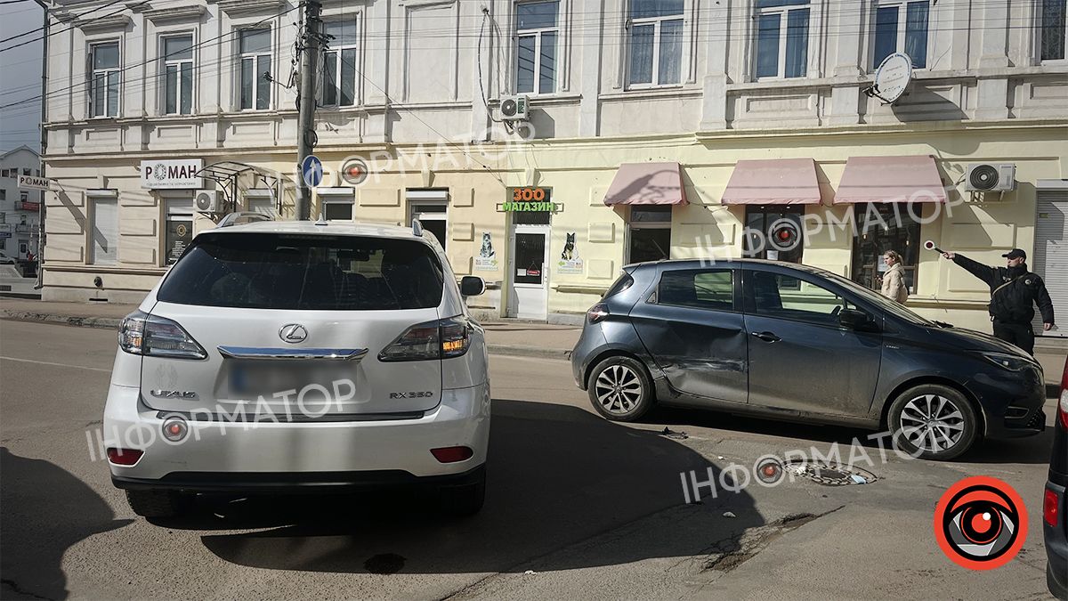 Вдруге за місяць | На перехресті вулиць Мазепи-Козланюка не розминулися дві автівки 2