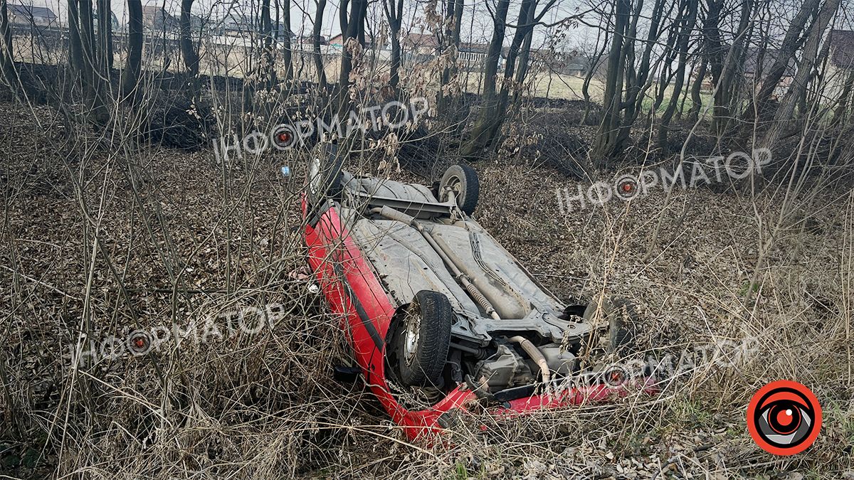 На Коломийщині авто злетіло у кювет і перекинулось, водій втік