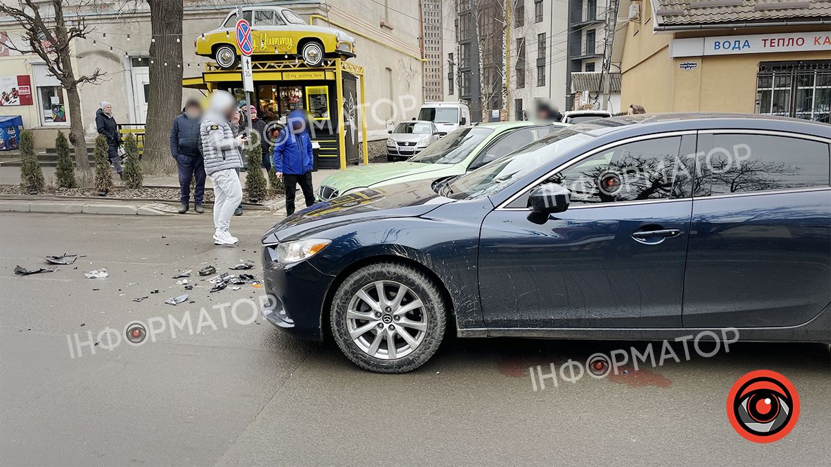 ДТП у Коломиї: не розминулись "Mazda" та "Daewoo" 3
