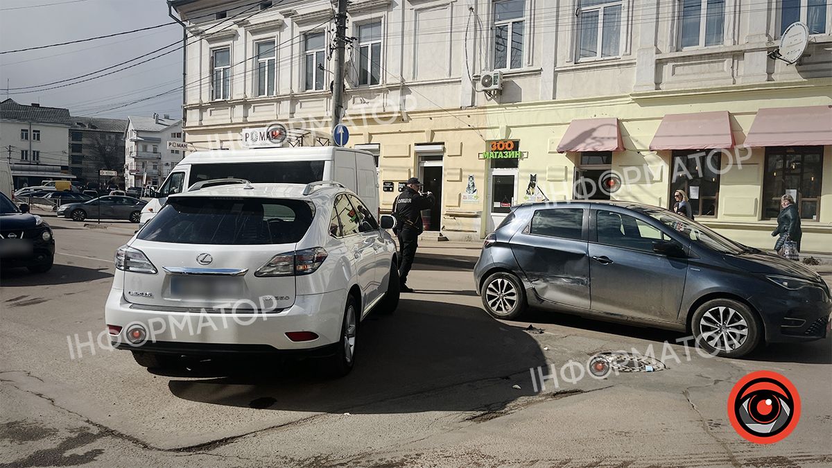Вдруге за місяць | На перехресті вулиць Мазепи-Козланюка не розминулися дві автівки 1